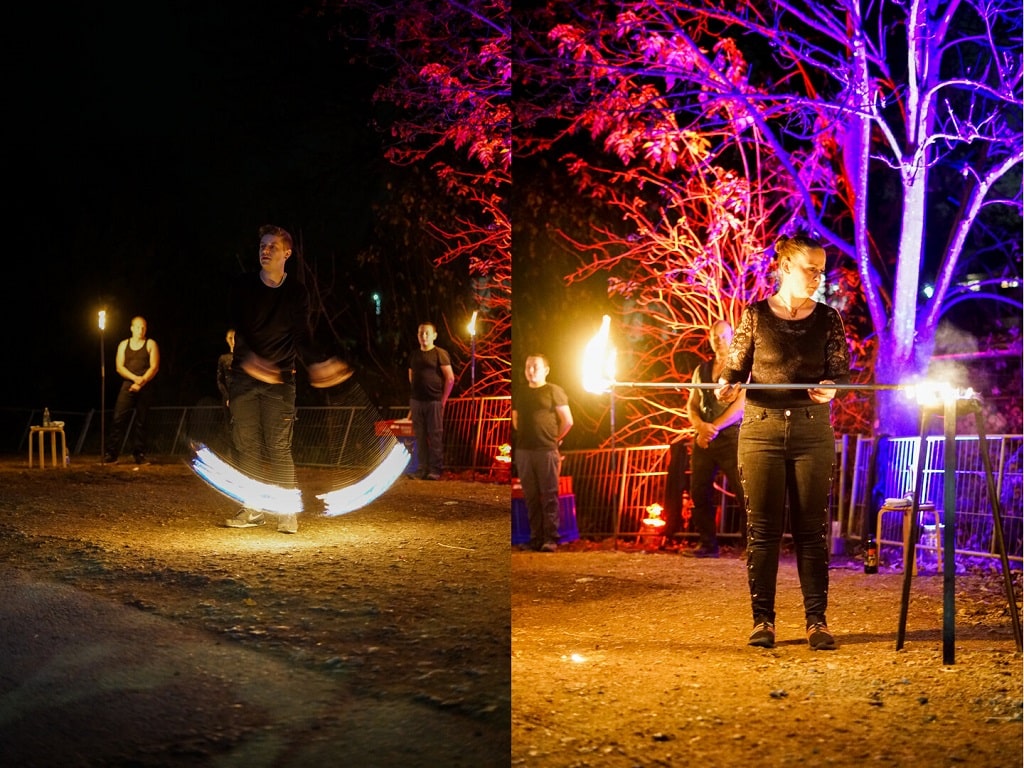 Tierpflegerinnen und Tierpfleger zeigen bei der Langen Tierpark-Nacht in Göppingen eine Feuershow.