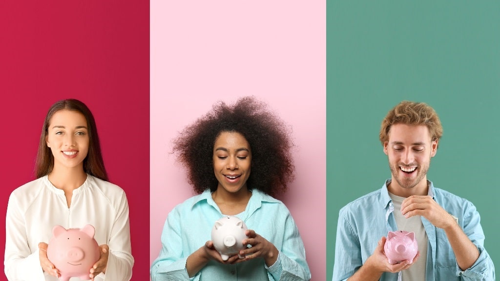 Drei Personen halten lachend ein Sparschwein in den Händen – Symbol für gemeinsames und motiviertes Sparen. mit Spartöpfen