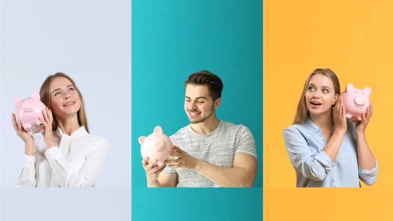 Drei Personen mit rosa Sparschweinen vor farbigen Hintergründen – symbolisch für individuelles Sparen mit Spartöpfen.