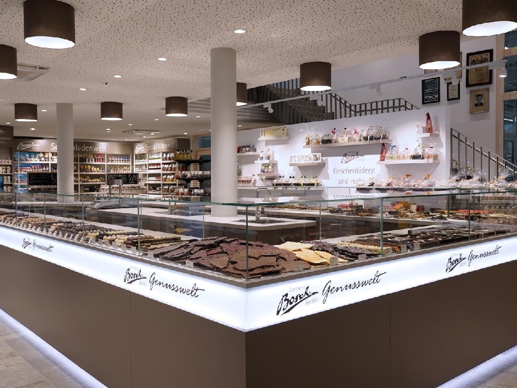 Blick in die gläserne Produktion der Confiserie Bosch Genusswelt in Uhingen – handgemachte Pralinen, Schokoladentafeln und Geschenkideen aus der Manufaktur für Genuss.