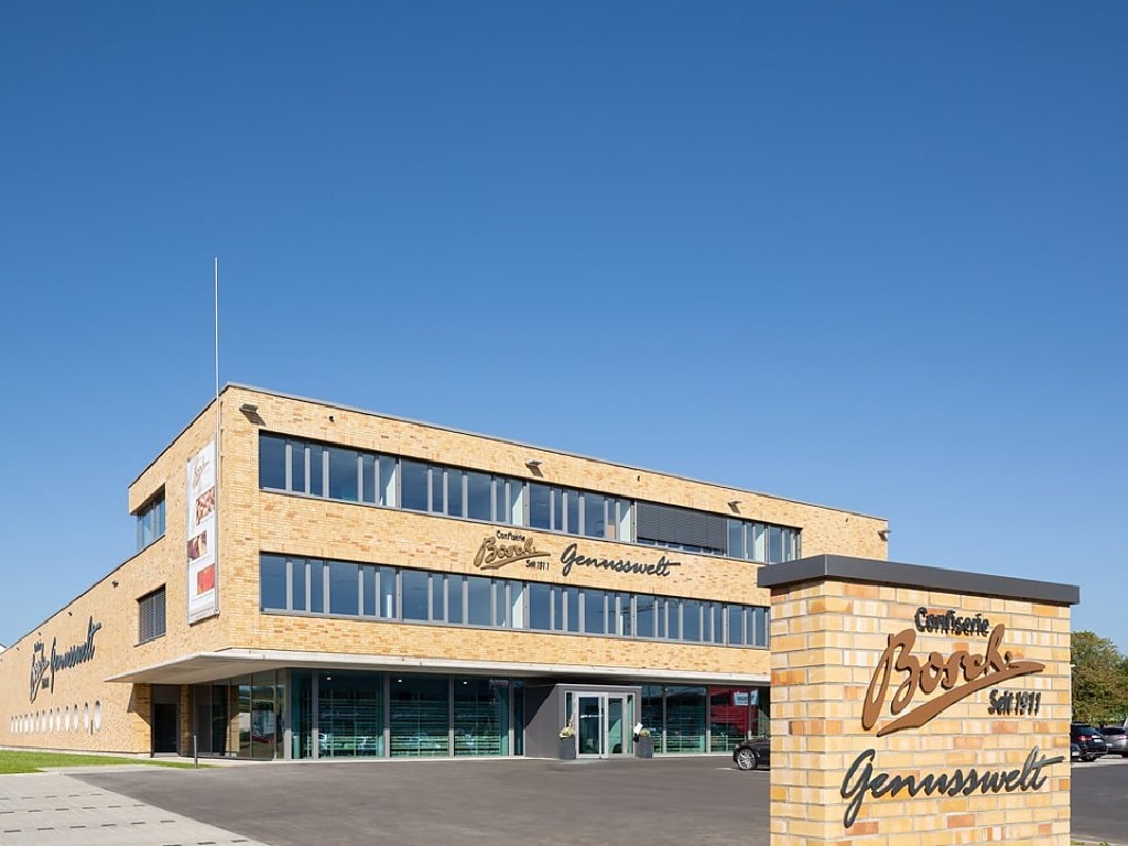 Außenansicht der Confiserie Bosch Genusswelt in Uhingen – modernes Firmengebäude des Traditionsunternehmens mit Schriftzug „Bosch Genusswelt“.
