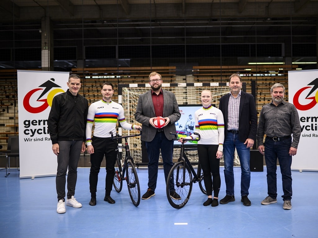 Veranstalter und Sportlerinnen der Hallenrad-WM Göppingen 2025 bei der Präsentation in der EWS Arena mit Oberbürgermeister Alex Maier