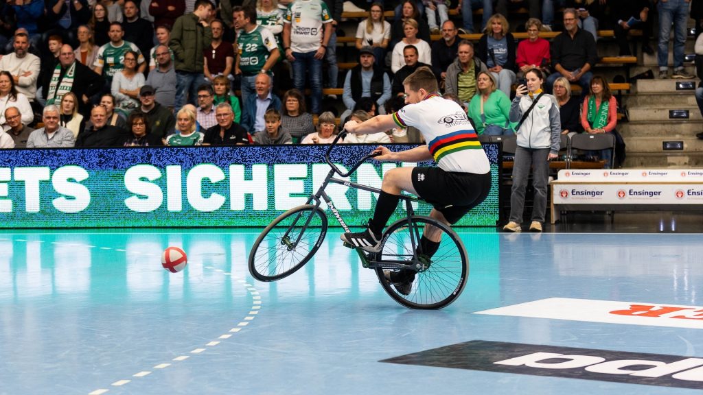 Radball-Spieler bei der Hallenrad-WM Göppingen 2025 in Aktion in der EWS Arena vor begeistertem Publikum