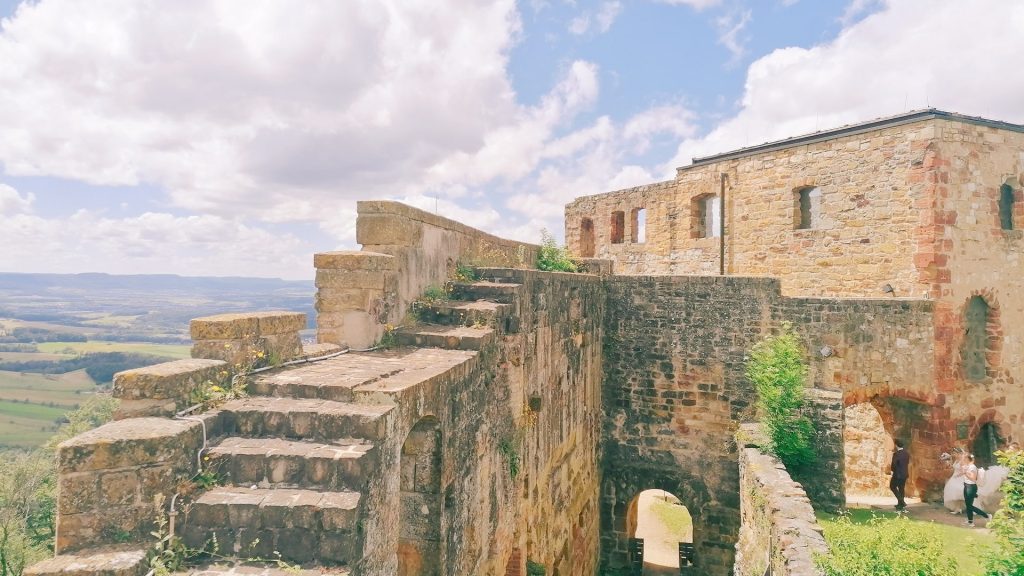 Burgruine Hohenrechberg mit historischen Steinmauern und Panoramablick über das Filstal bei sonnigem Wetter.