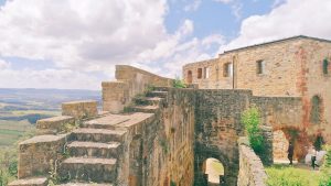 Burgruine Hohenrechberg mit historischen Steinmauern und Panoramablick über das Filstal bei sonnigem Wetter.