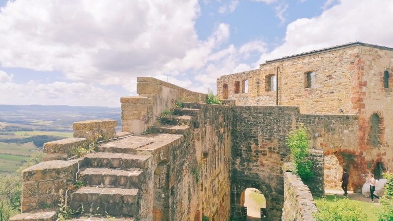 Burgruine Hohenrechberg mit historischen Steinmauern und Panoramablick über das Filstal bei sonnigem Wetter.