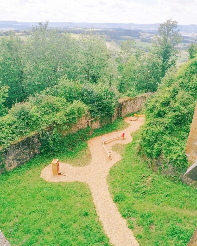 Kugelbahnen im Burggraben der Burgruine Hohenrechberg, umgeben von alten Mauern und Blick ins Filstal.