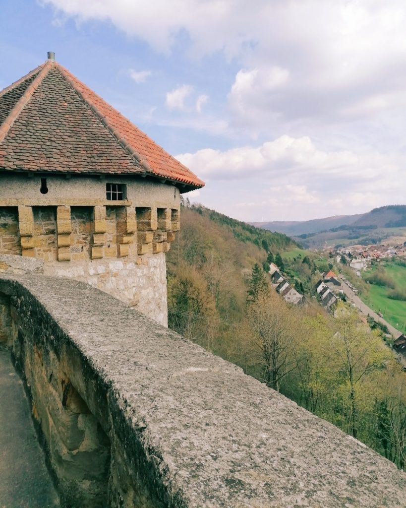 Aussichtsplattform der Burgruine Hohenrechberg mit historischem Turm und Blick über das Filstal.