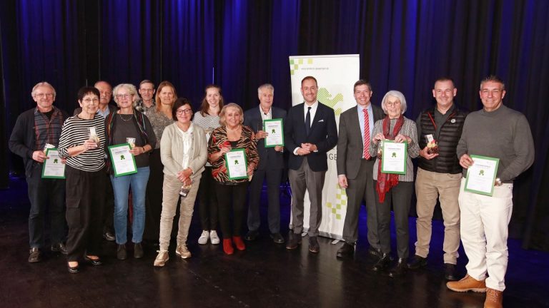 Die weiteren Nominierten des Ehrenamtspreises Landkreis Göppingen 2025 stehen gemeinsam auf der Bühne und halten ihre Urkunden und Präsente. Neben ihnen sind Vertreter des Landkreises und der Kreissparkasse zu sehen.