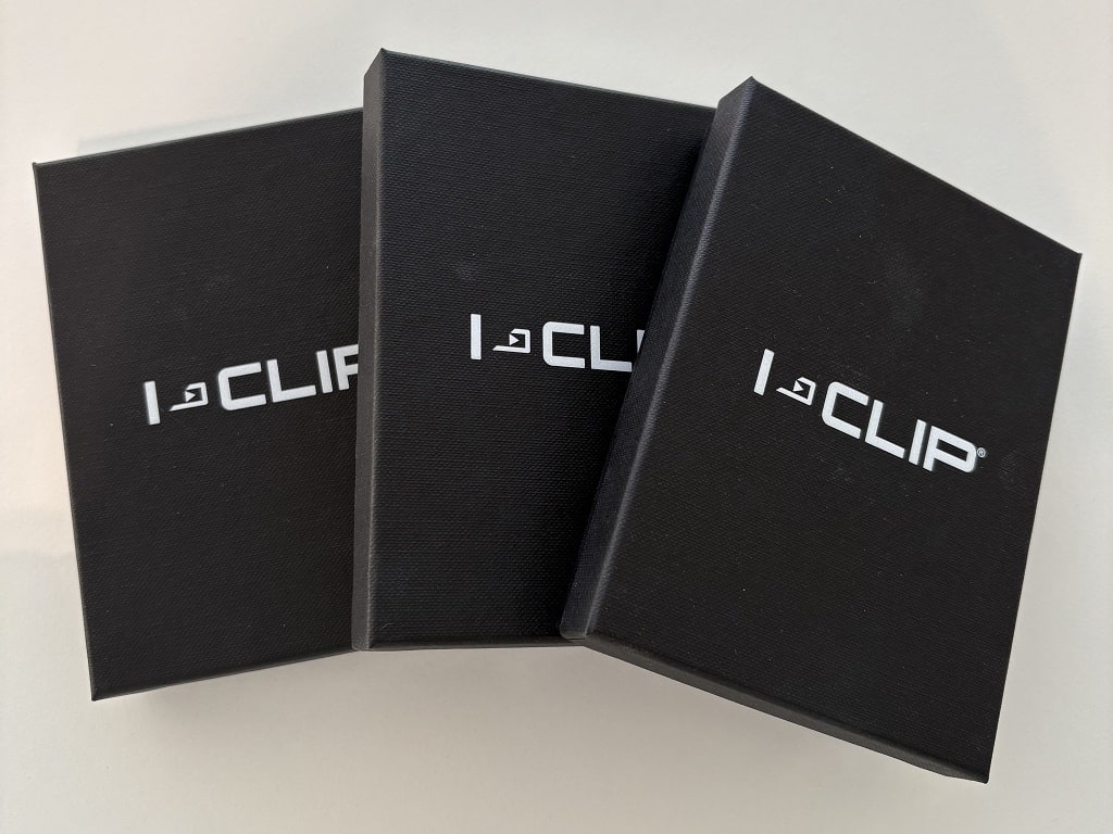Drei geschlossene I-CLIP Geschenkboxen nebeneinander auf einer hellen Oberfläche