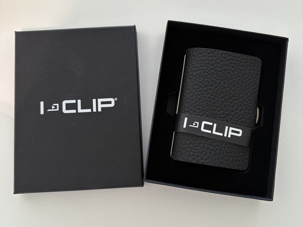 Ein schwarzer I-CLIP in geöffneter Geschenkbox; daneben liegt die dazugehörige Verpackung