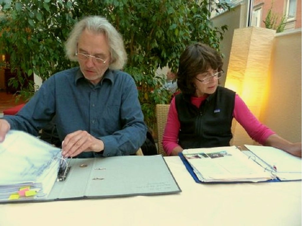 Zwei Mitglieder der Stolperstein-Initiative Göppingen beim Sichtung von Archivmaterial und Unterlagen.