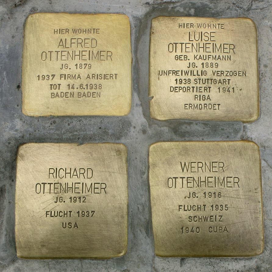 Vier Stolpersteine der Familie Ottenheimer in Göppingen, die an Alfred, Luise, Richard und Werner Ottenheimer erinnern.