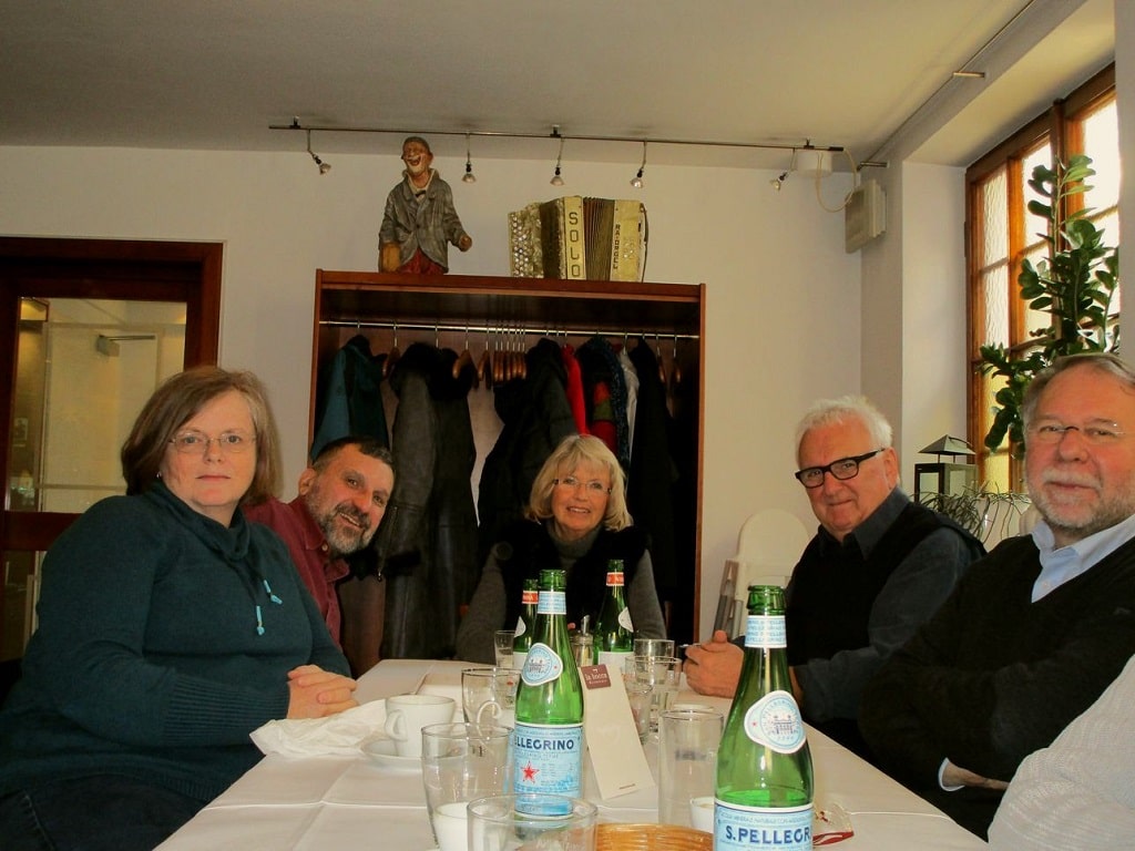 Mitglieder der Stolperstein-Initiative Göppingen im Gespräch mit Angehörigen der Familie Ottenheimer.
