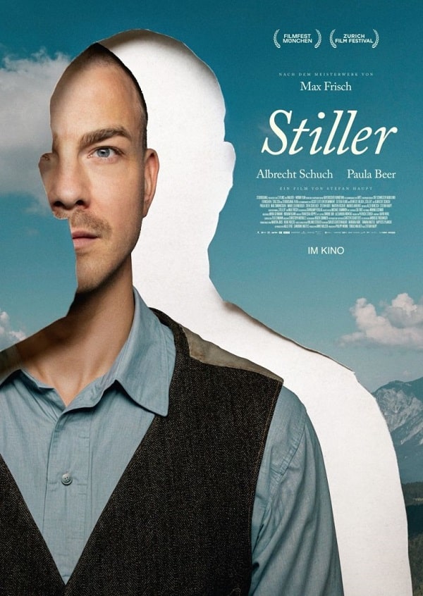 Filmplakat zu „Stiller“ nach dem Roman von Max Frisch: Mann mit ernstem Blick, dessen Gesicht und Körper sich mit einer weißen Silhouette überlagern, vor Himmel- und Berglandschaft, Titel und Filminformationen prominent platziert.