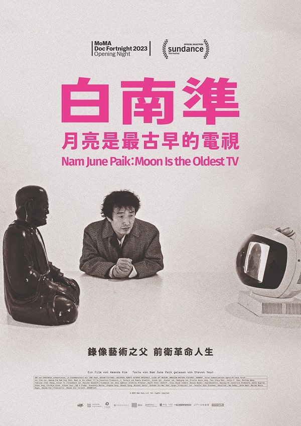 Filmplakat zu „Nam June Paik: Moon Is the Oldest TV“ beim Kino Klub K3 mit Nam June Paik zwischen einer Buddha-Figur und einem alten Fernsehgerät, reduziert gestalteter Hintergrund, pinkfarbener Titel in asiatischer Schrift und englischer Übersetzung, Hinweise auf internationale Filmfestivals.