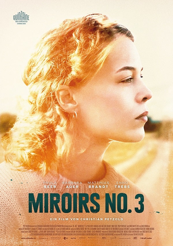 Filmplakat zu „Miroirs No. 3“ von Christian Petzold: junge Frau im Profil mit nachdenklichem Blick, warmes Licht und unscharfe Landschaft im Hintergrund, Filmtitel groß platziert, ruhige und melancholische Bildstimmung.