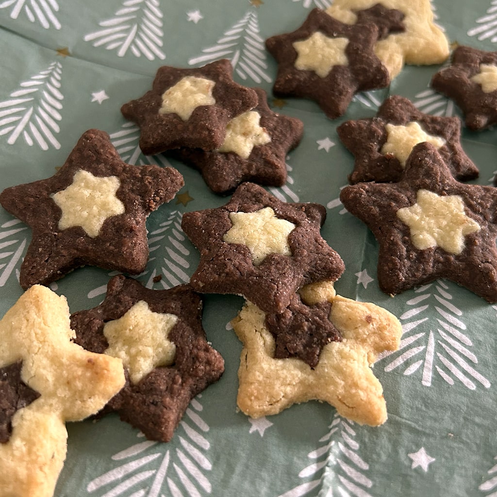 Zweifarbige Ausstecherle in Sternform aus der prisma-Weihnachtsbäckerei