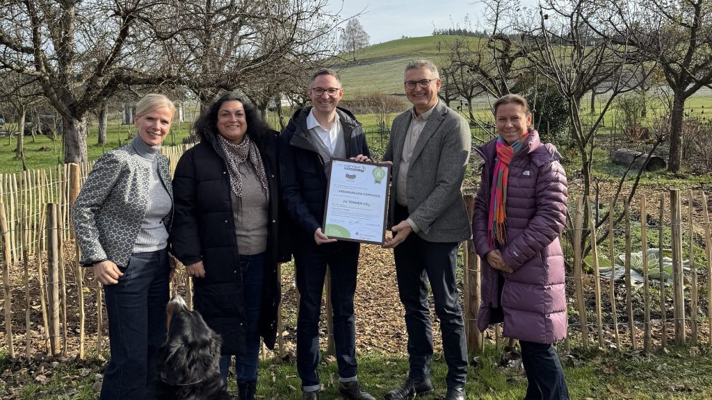 Mitarbeitende der Kreissparkasse Göppingen besuchen CarboCert vor Ort und präsentieren ein Zertifikat über 717 Tonnen CO₂-Kompensation durch regionalen Humusaufbau.