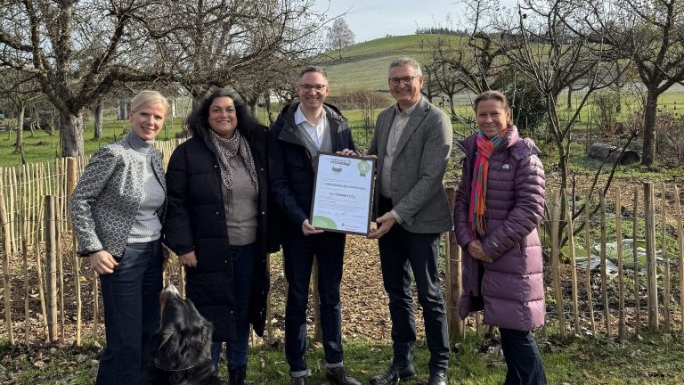 Mitarbeitende der Kreissparkasse Göppingen besuchen CarboCert vor Ort und präsentieren ein Zertifikat über 717 Tonnen CO₂-Kompensation durch regionalen Humusaufbau.