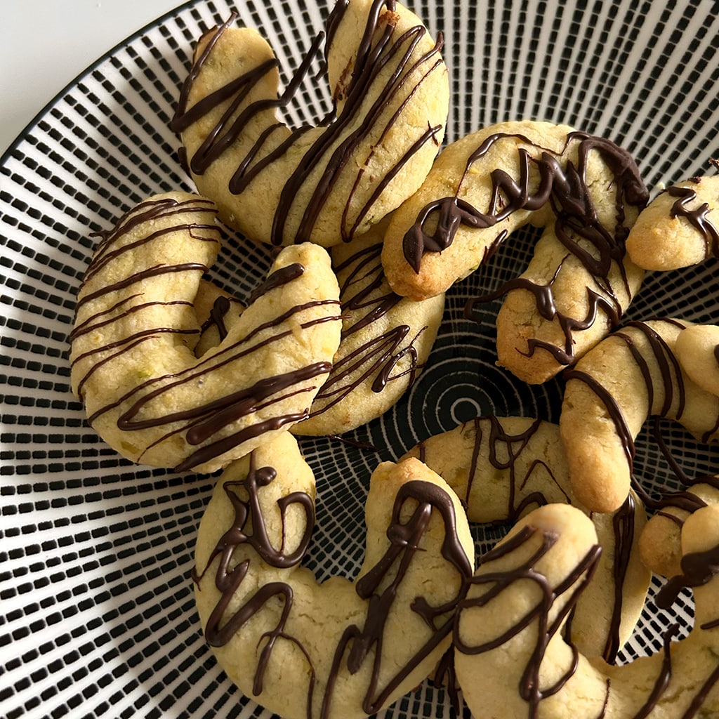 Pistazienkipferl mit Schokolade aus der prisma-Weihnachtsbäckerei
