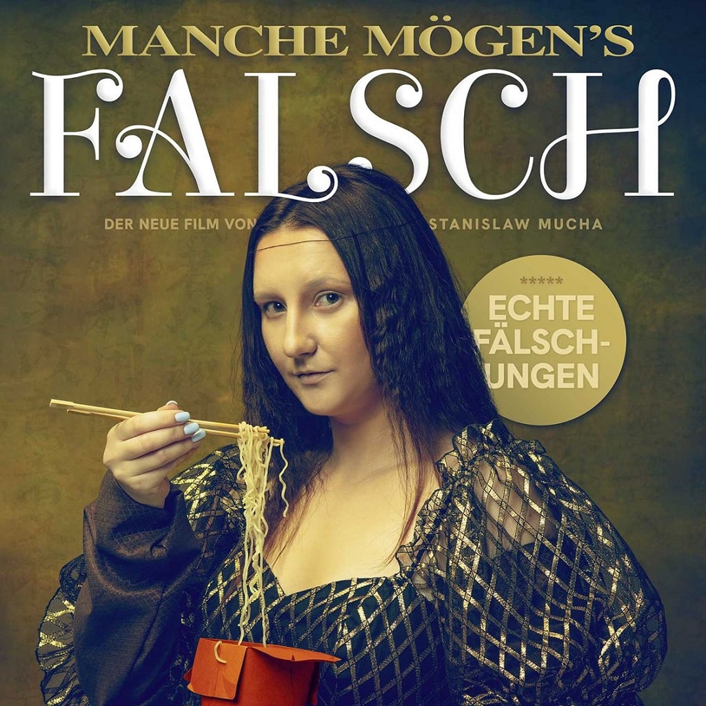 Filmplakat zu „Manche mögen’s falsch“ von Stanislaw Mucha: Eine moderne Mona-Lisa isst mit Stäbchen asiatische Nudeln aus einer Take-out-Box.