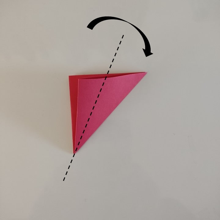 Beim Schneeflocken-Scherenschnitt wird das Papierdreieck so gefaltet, dass die offene Seite auf die geschlossene Seite gelegt wird.