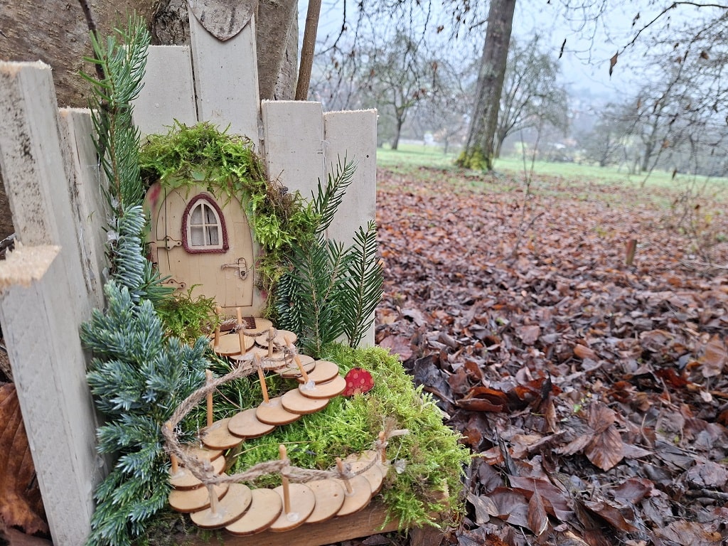 Kleine Wichteltür mit Holzsteg auf dem Ohmdener Wichtelweg im Wald