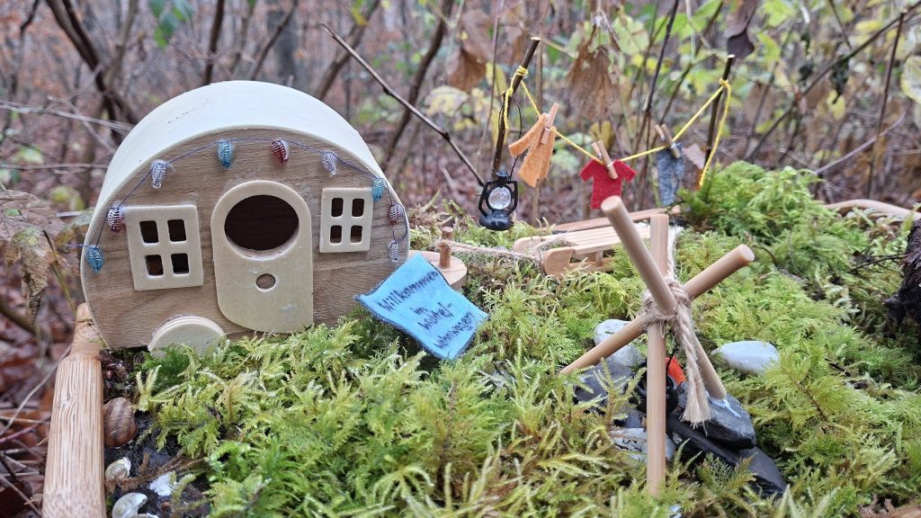 Liebevoll gestaltetes Wichtelhäuschen auf dem Ohmdener Wichtelweg im Bergwald