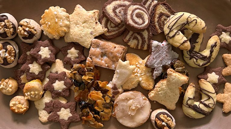 Gemischte Weihnachtsplätzchen mit Ausstecherle auf einem Blech aus der prisma-Weihnachtsbäckerei