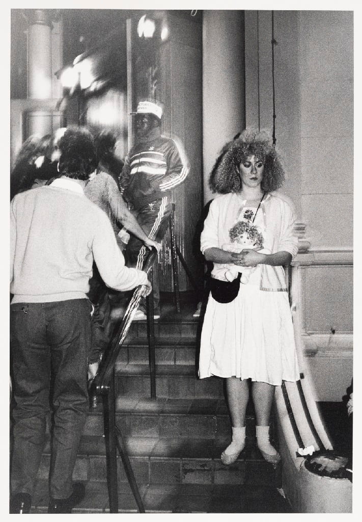 Schwarzweißfotografie von Arno Fischer: Menschen auf einer Treppe in der Christopher Street in New York während Halloween 1984.