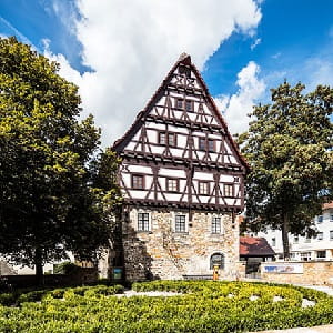 Sonderausstellung Spielzeug gestalten: Geschnitzte Schafherde aus Holz als Beispiel traditioneller Spielzeugkunst