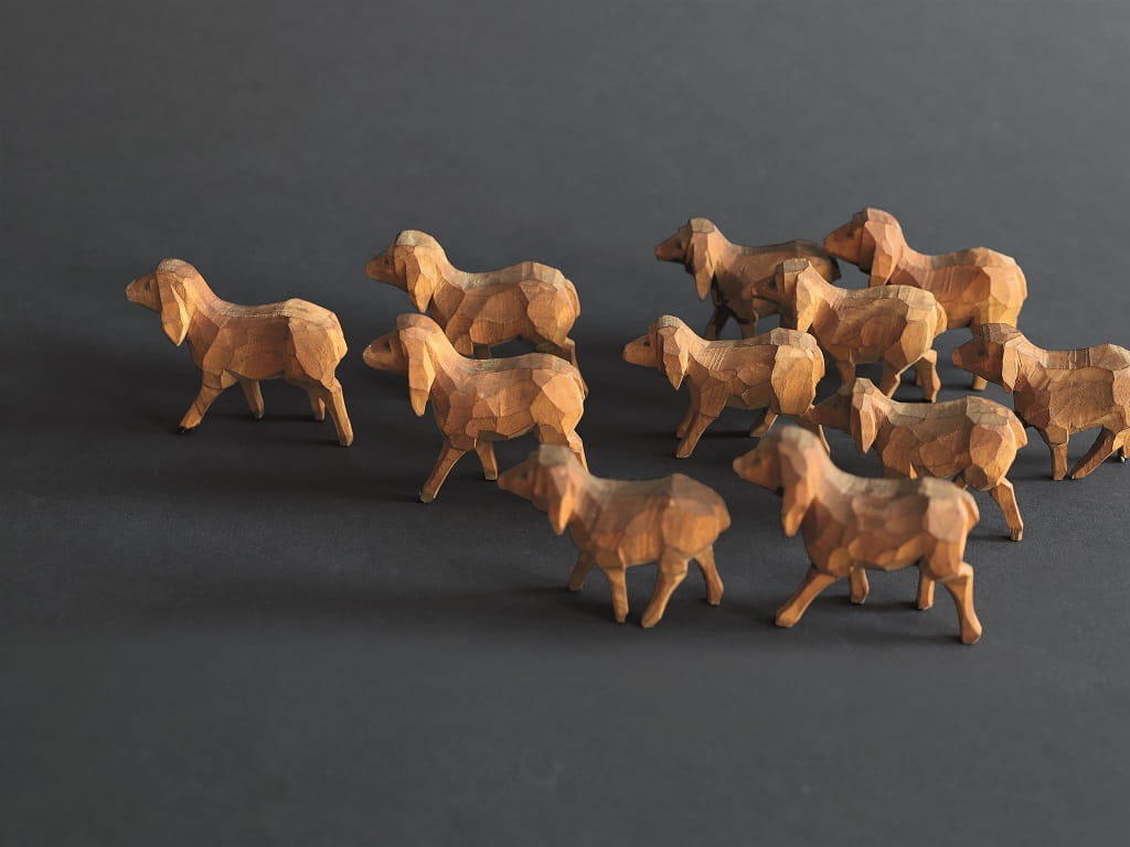 Sonderausstellung Spielzeug gestalten: Geschnitzte Schafherde aus Holz als Beispiel traditioneller Spielzeugkunst