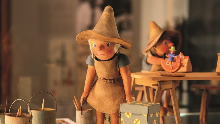 Sonderausstellung Spielzeug gestalten: Geschnitzte Schafherde aus Holz als Beispiel traditioneller Spielzeugkunst