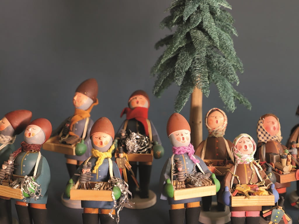 Striezel-Chor als fantasievoll arrangierte Holzspielzeug-Szene