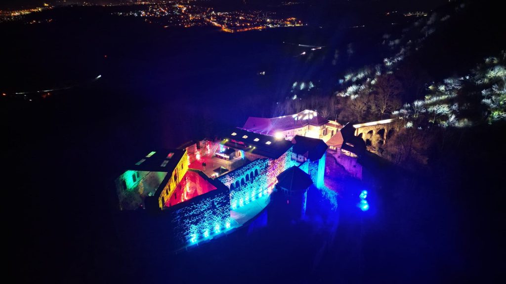 Winterzauber auf der Burg Hohenrechberg mit farbiger Lichtinszenierung bei Nacht
