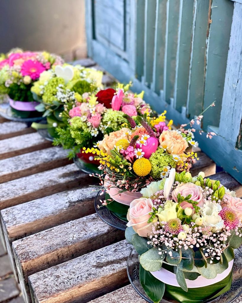 Individuell gebundene Blumentörtchen mit frischen Schnittblumen