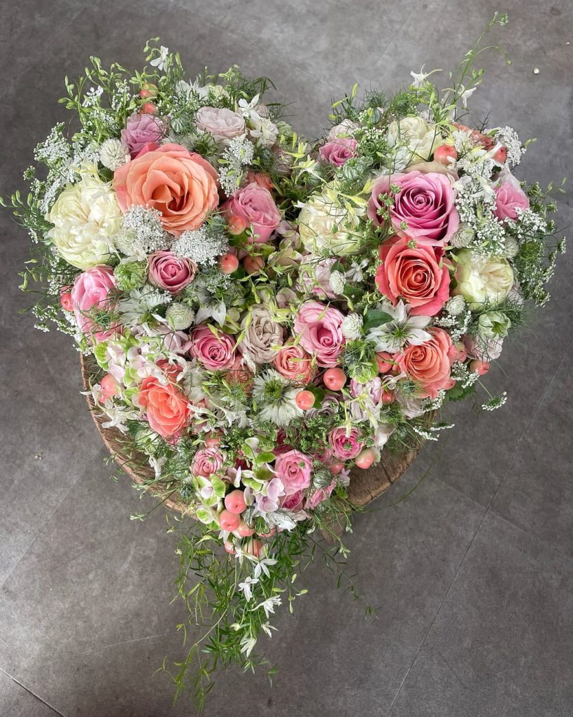 Blumenherz aus frischen Schnittblumen der binderei Göppingen zum Valentinstag