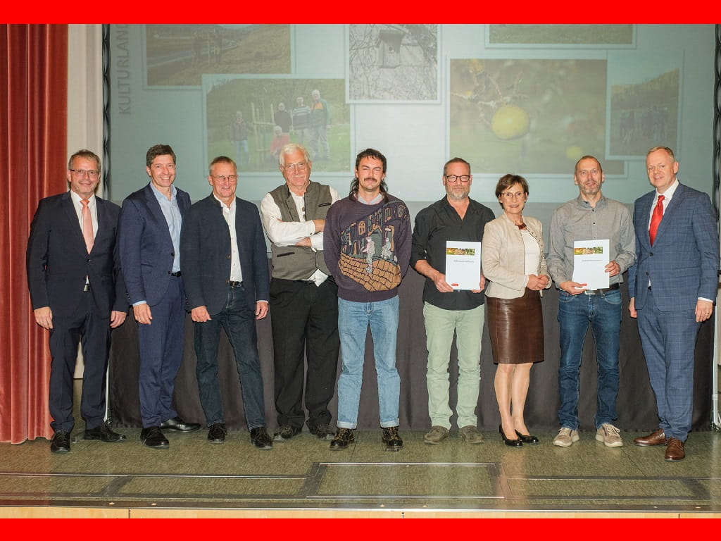 Gruppenfoto bei der Verleihung des Kulturlandschaftspreises 2025 an die Schwäbische ObstArche Fils-Alb