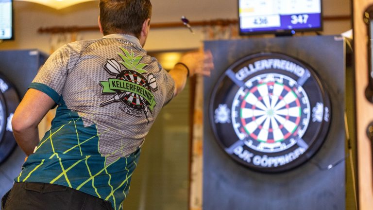 Dartspieler der Dartsabteilung „Kellerfreunde“ der DJK Göppingen beim Wurf auf die Dartscheibe