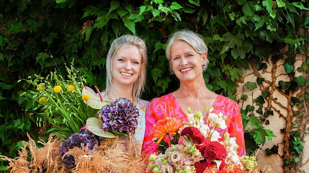 Susanne und Lisa Verdel von der binderei Göppingen mit individuell gebundenen Blumensträußen