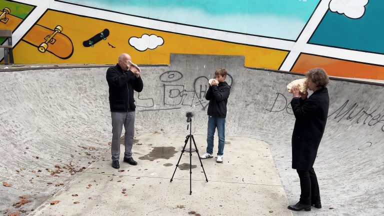 Kathleen Jahn, Lutz Mandler und Augustin Mandler spielen Schneckenhörner bei der Performance „Kathleen Jahn. FREQUENZEN“ im Skatepark am Ort der Vielfalt in Göppingen.