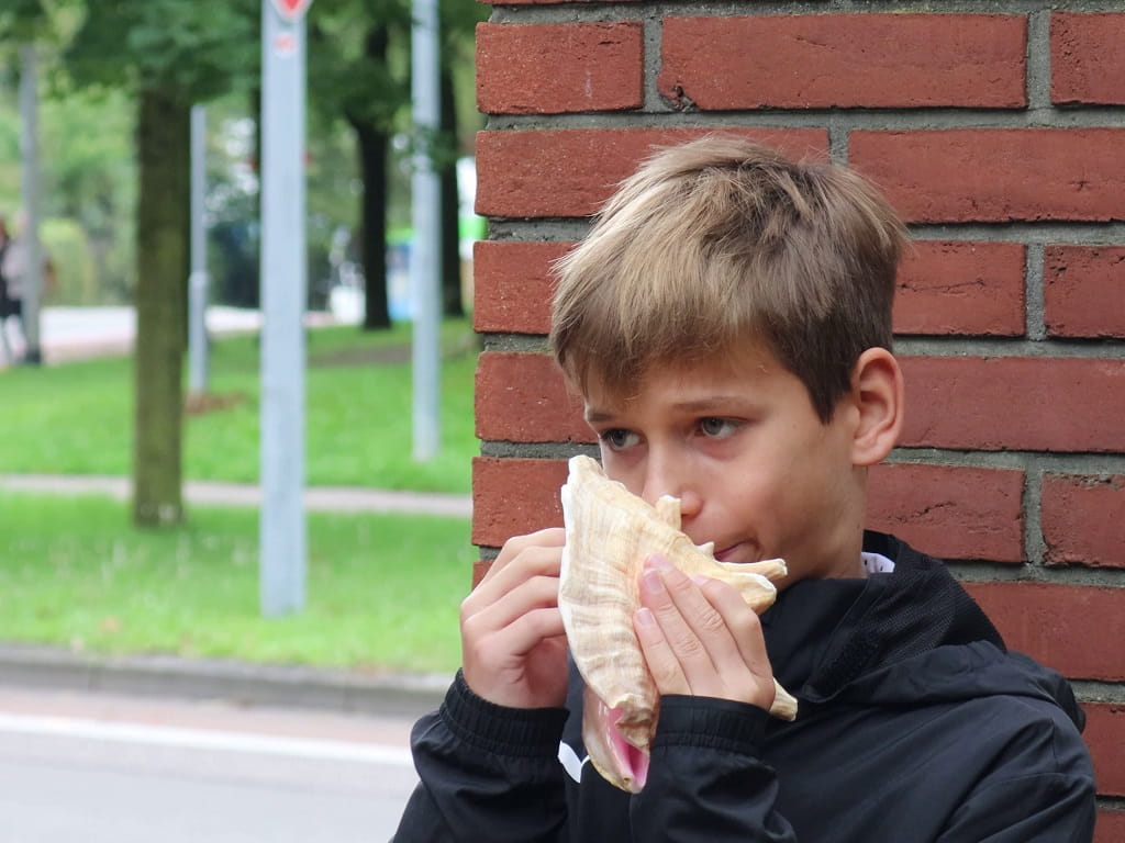 Augustin Mandler an der Kirkeby-Skulptur in Göppingen. Foto: Patrick Richter (logografisch)