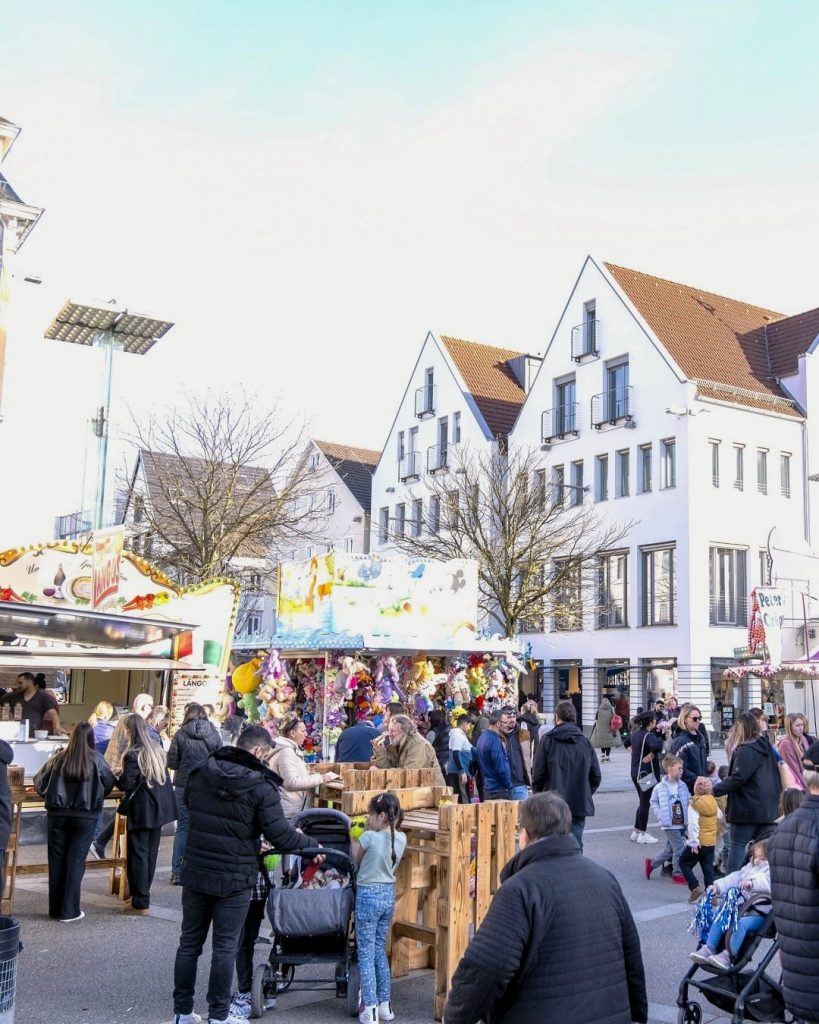 Besucherinnen und Besucher beim Göppinger Frühling auf dem Marktplatz in der Göppinger Innenstadt