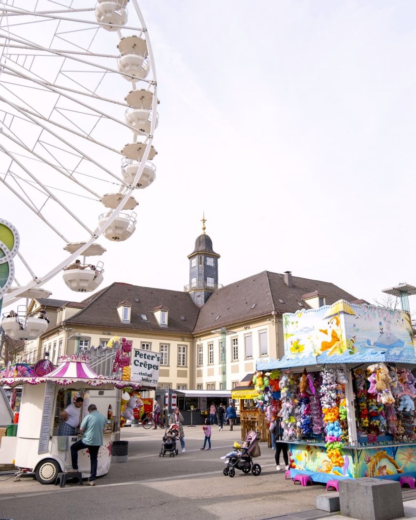 Riesenrad „White Star“ auf dem Marktplatz beim Göppinger Frühling in der Göppinger Innenstadt
