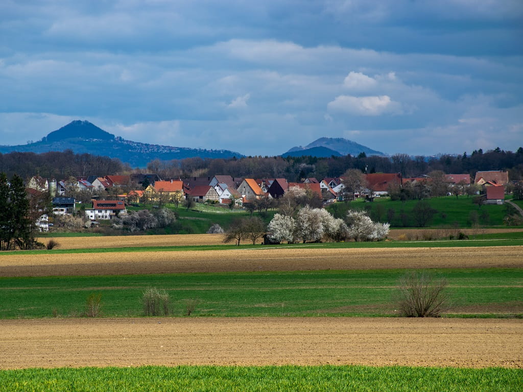 Blick auf Sparwiesen und Albershausen mit den drei Kaiserbergen im Hintergrund