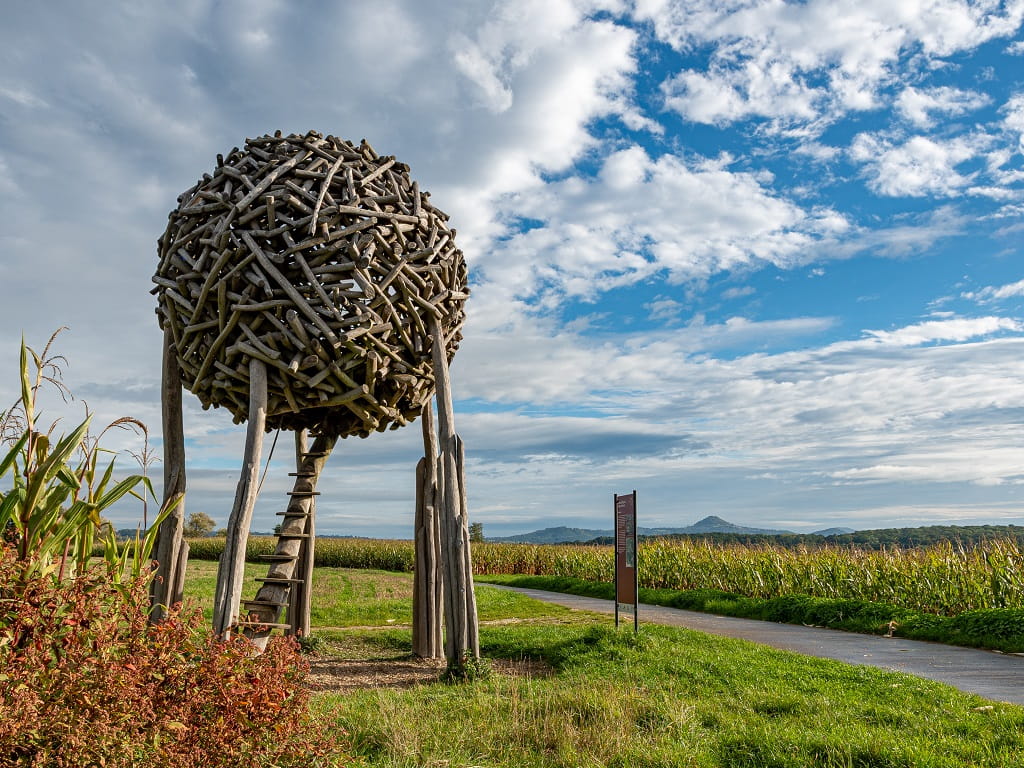 Holzskulptur „Vogelnest“ mit Blick auf die Landschaft des Filstals