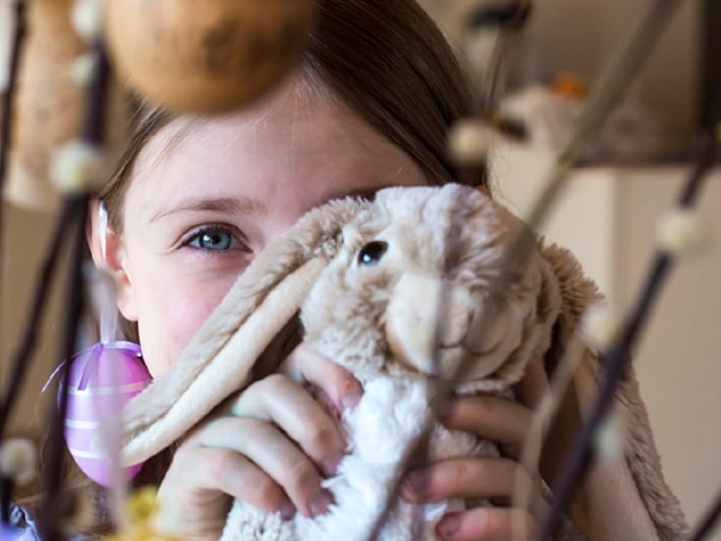 Kind mit Stoffhase zu Ostern – Symbolbild für WirWunder Verdopplungsaktion Ostern 2026 und Unterstützung von Kinderprojekten