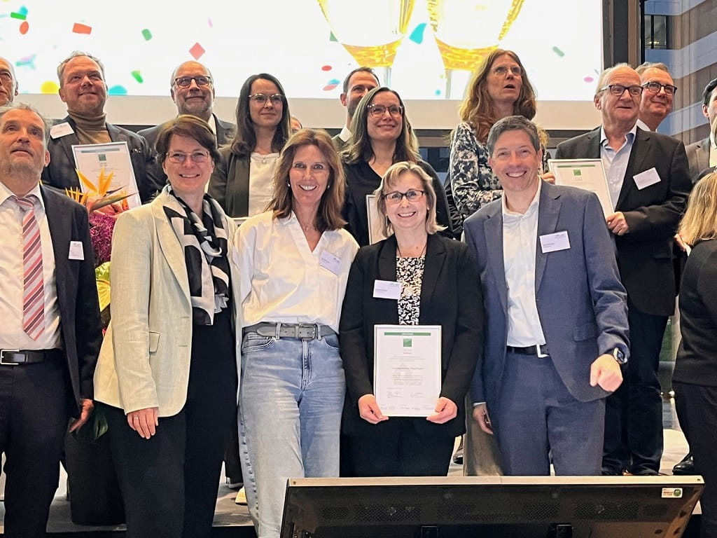 Vertreter der Kreissparkasse Göppingen mit Urkunde bei der familyNET-Auszeichnung in Stuttgart