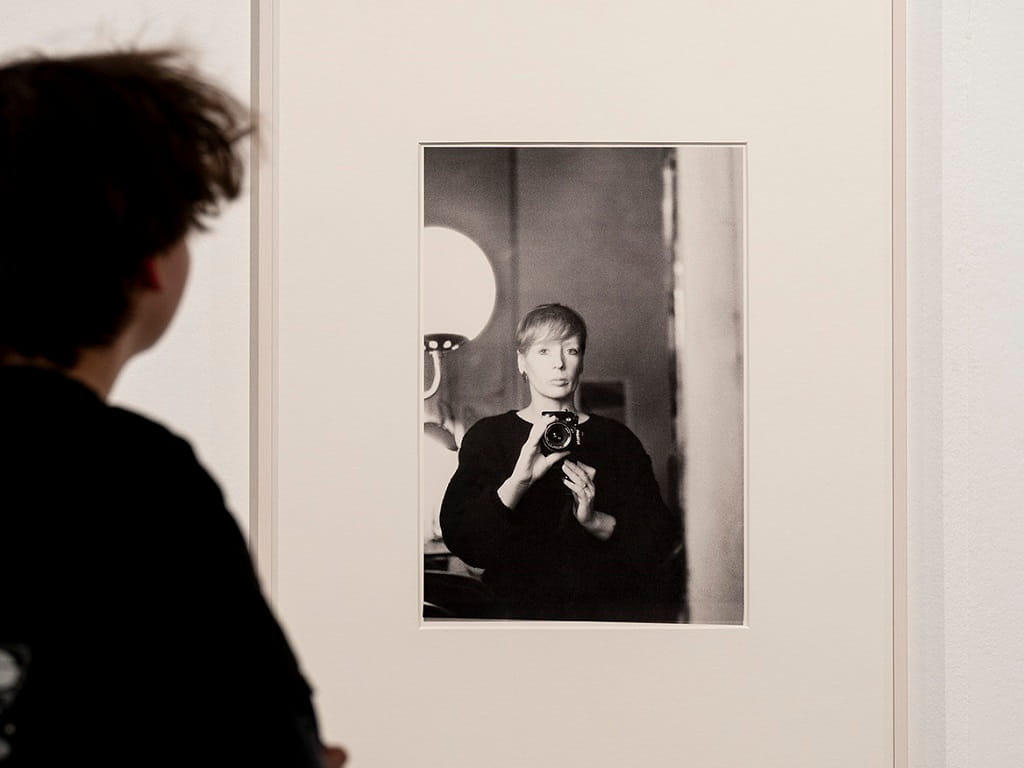 Besucher betrachtet Fotografie von Sibylle Bergemann in der Kunsthalle Göppingen